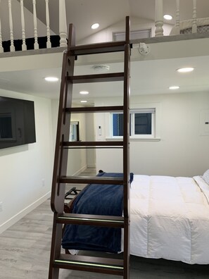WiFi, bed sheets - Luxury private river front, 1-bedroom cottage in Monroe (Monroe)