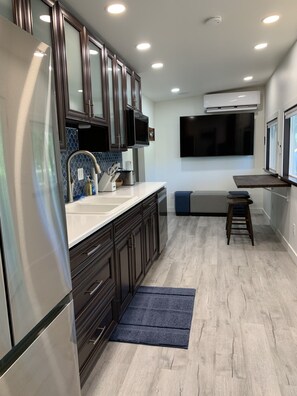 Private kitchen - Luxury private river front, 1-bedroom cottage in Monroe (Monroe)