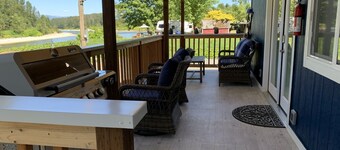 Luxury private river front, 1-bedroom cottage in Monroe