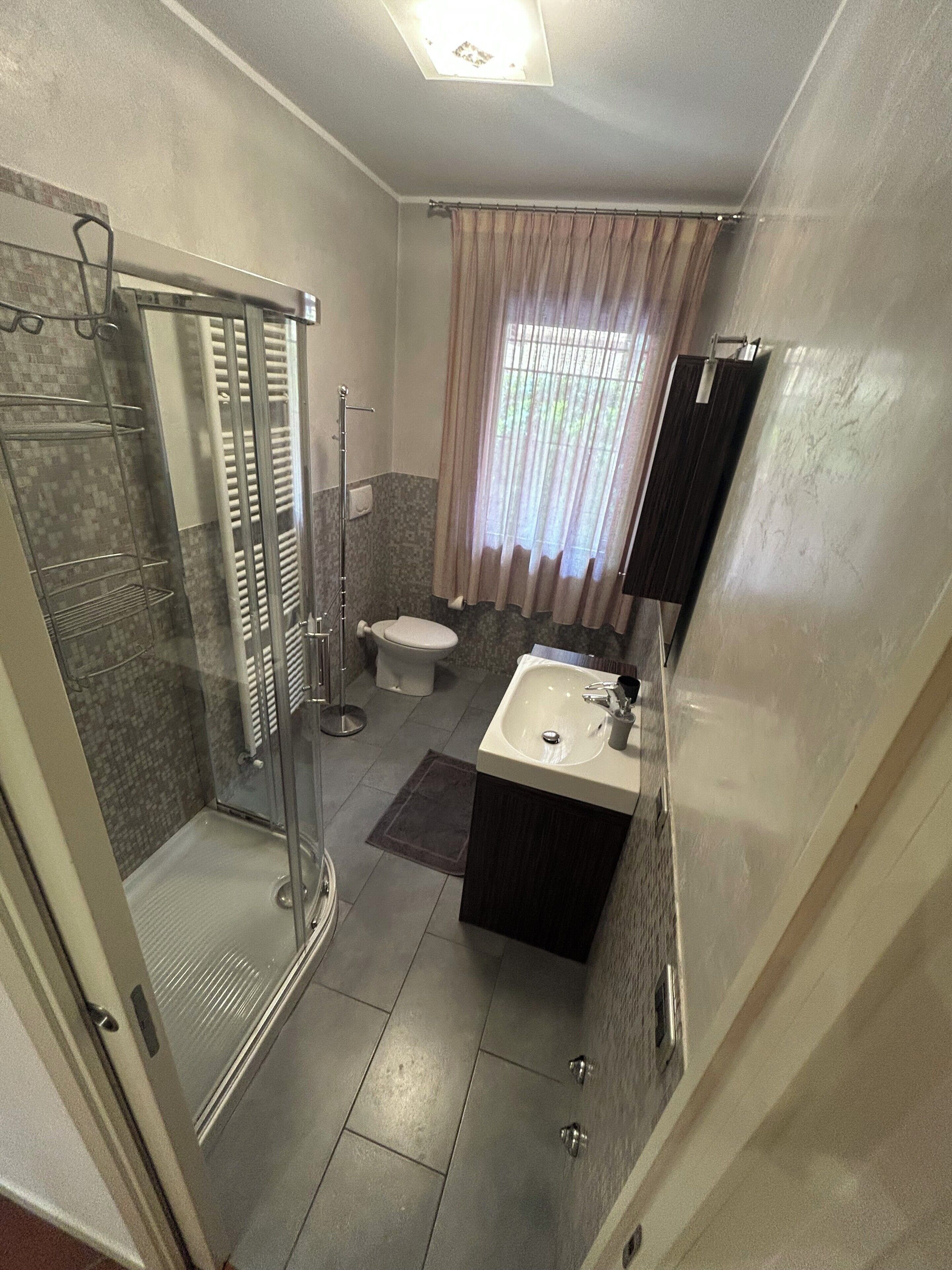 Doccia, asciugacapelli, bidet, asciugamani