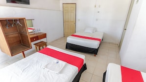 Une chambre d’hôtel avec deux lits, une armoire en bois, un bureau et un téléviseur.