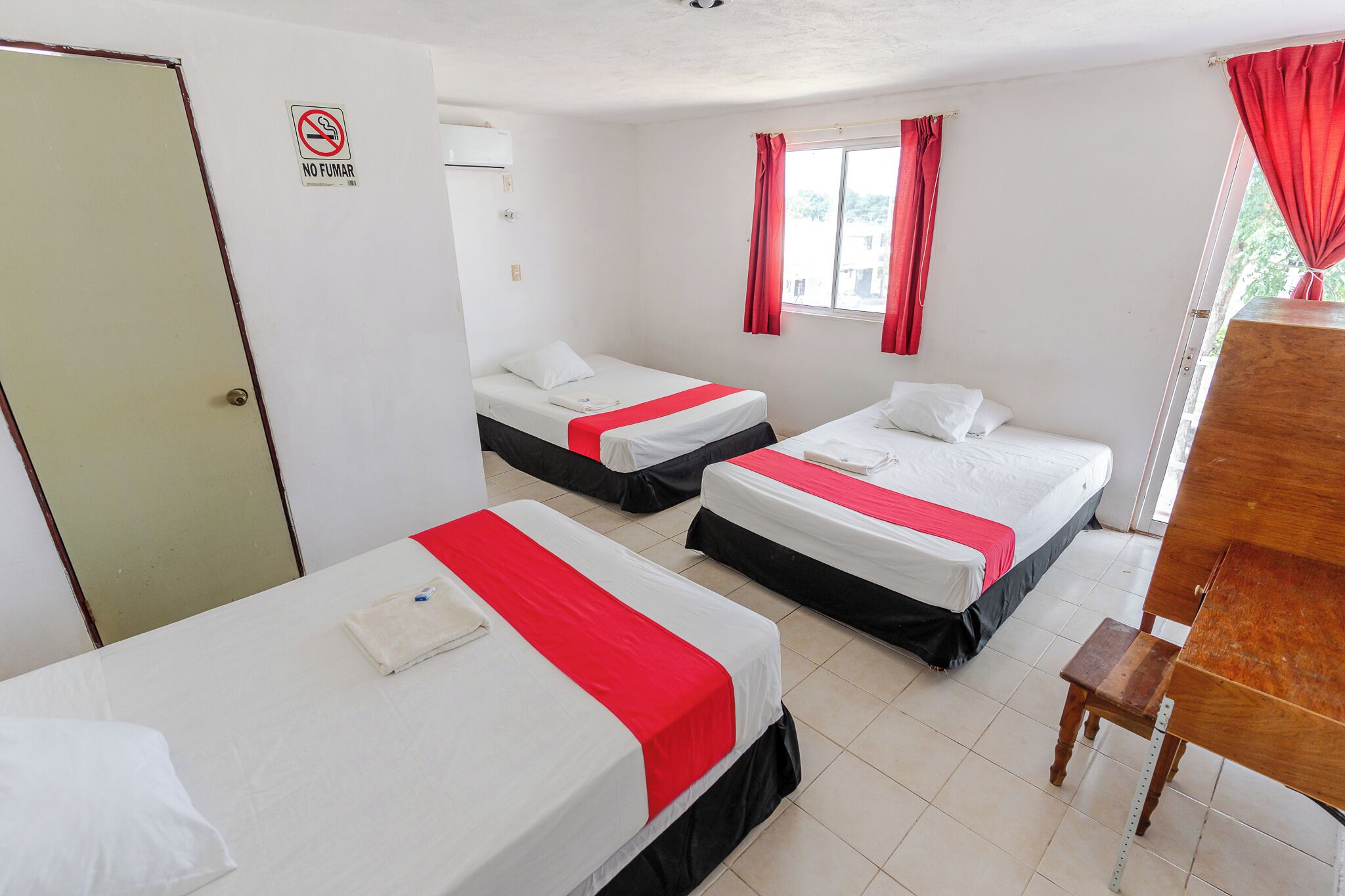 Habitación triple | Espacio para trabajar con laptop y wifi gratis 