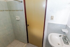 Shower, towels, soap, shampoo - JOSE ALVARO ESPINOSA BLANQUET (Campeche)