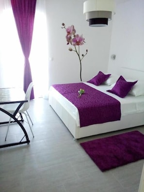 A bedroom with a bed, a desk, and a chair. - Villa Duje Old town (Trogir)