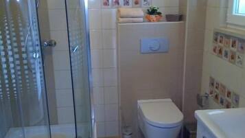 Apartamento, balcón, vistas a la ciudad | Baño