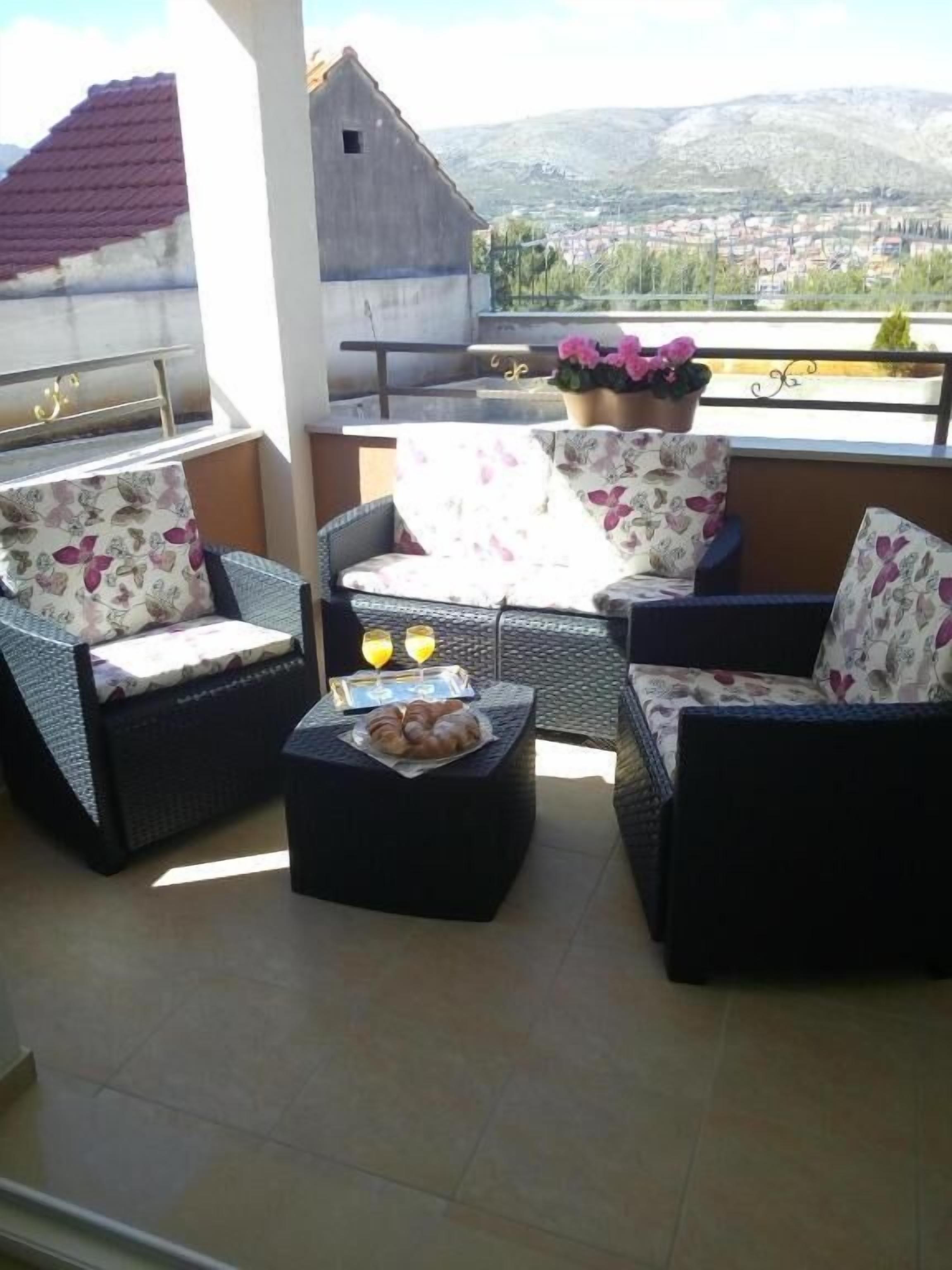 Apartemen, balkon, pemandangan halaman | Halaman properti