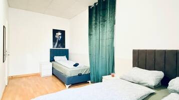 Basic Room | Iron/ironing board