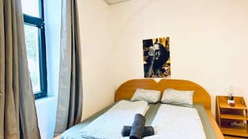 Basic Room | Iron/ironing board