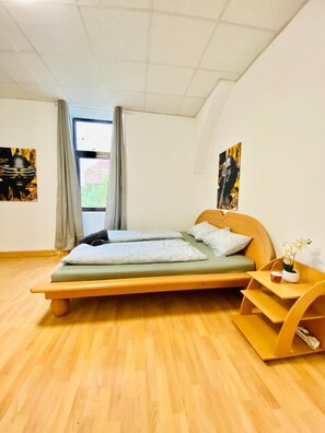 Habitación básica | Tabla de planchar con plancha 