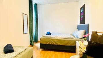 Basic Room | Iron/ironing board