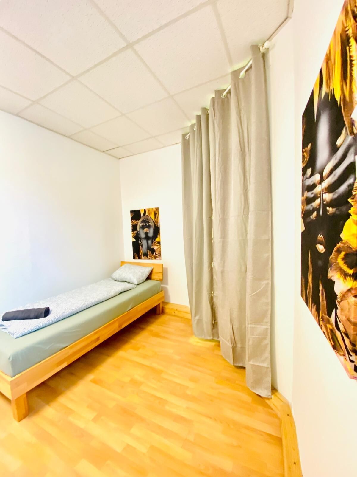 Basic Room | Iron/ironing board