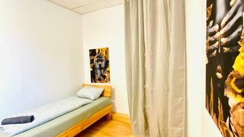 Basic Room | Iron/ironing board