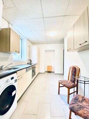 Mini-fridge, oven, stovetop, cookware/dishes/utensils - Private Room Long Stay Near Station (Wien)