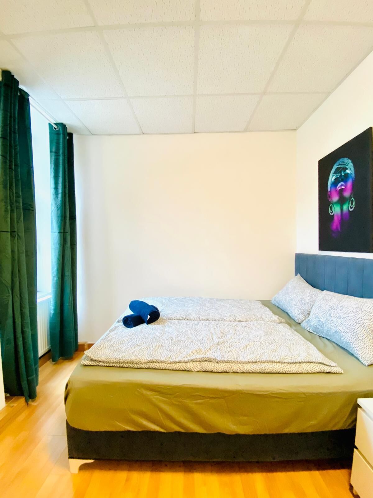 Basic Room | Iron/ironing board