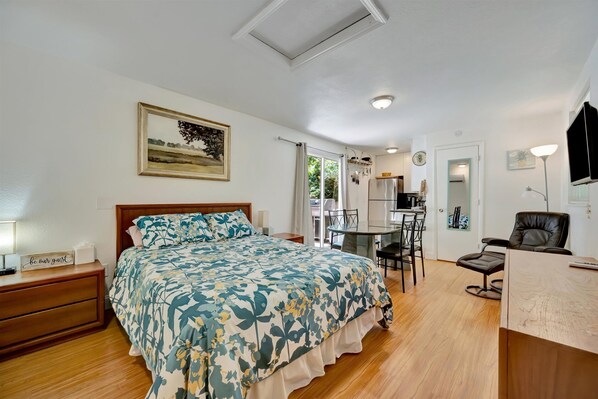 Classic Studio, 1 Queen Bed - The Ashton Hideaway (Sarasota)