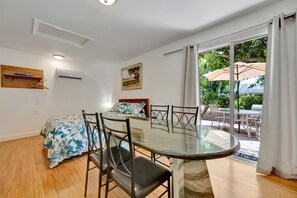 Classic Studio, 1 Queen Bed | Dining - The Ashton Hideaway (Sarasota)