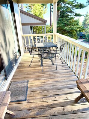Outdoor dining - Amazing 3-bedroom condo in Kings Beach perfect for your getaway (Kings Beach)