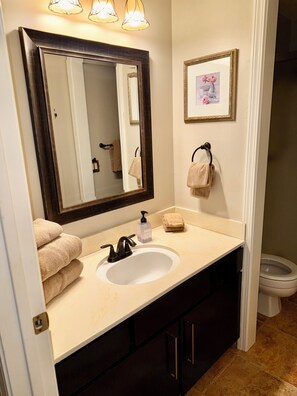 Hair dryer, towels, soap, shampoo - Amazing 3-bedroom condo in Kings Beach perfect for your getaway (Kings Beach)