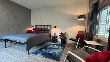 Deluxe-enkeltværelse - 1 queensize-seng - rengøring - udsigt til have | Premium-sengetøj, senge med topmadrasser, skrivebord
