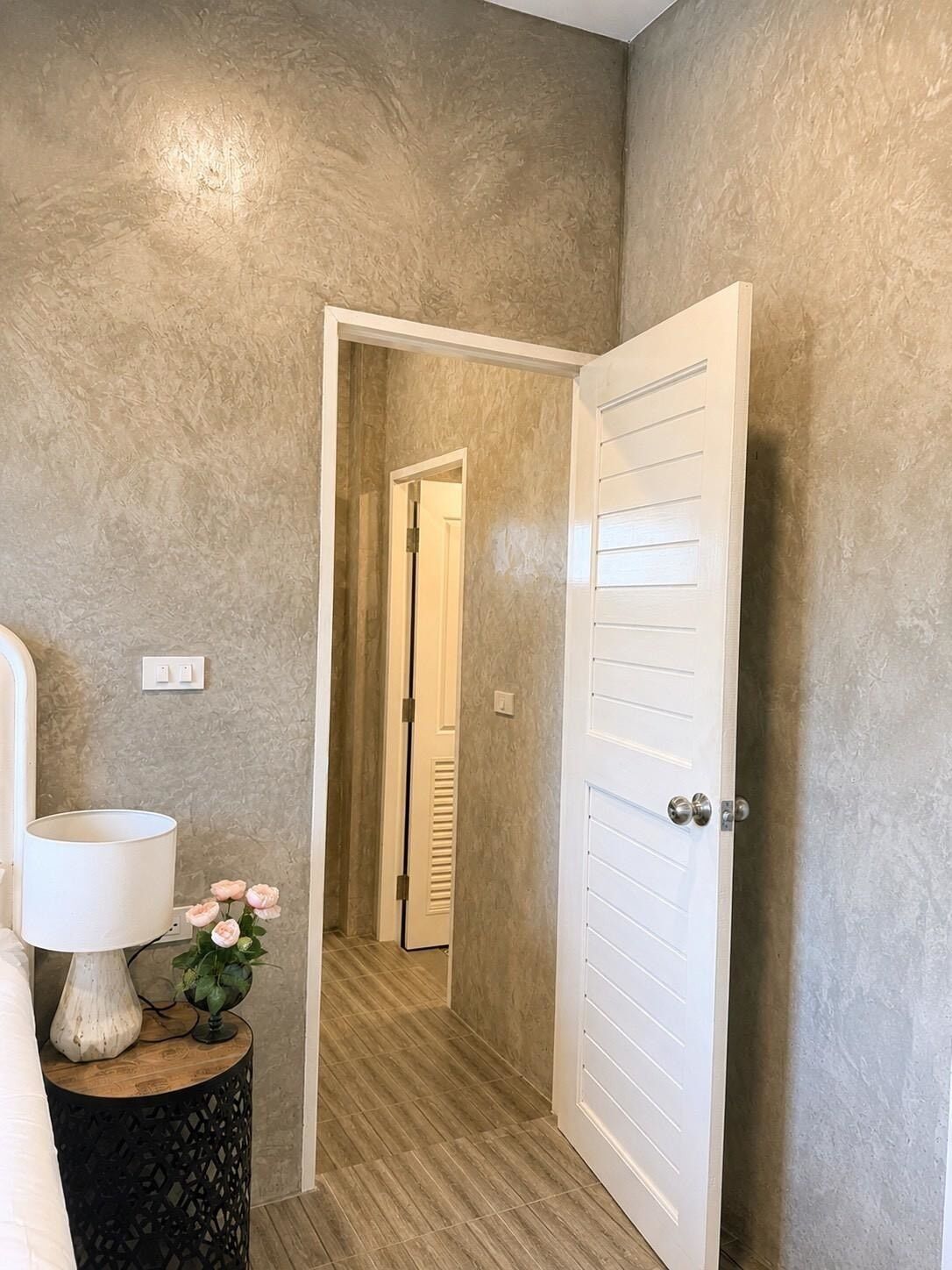 Romantic Loft, Mountain View | Bathroom | Shower, free toiletries, hair dryer, towels