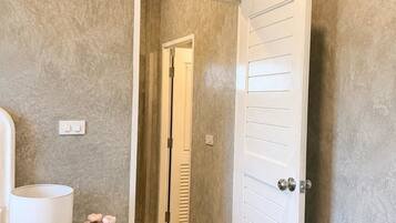 Romantic Loft, Mountain View | Bathroom | Shower, free toiletries, hair dryer, towels