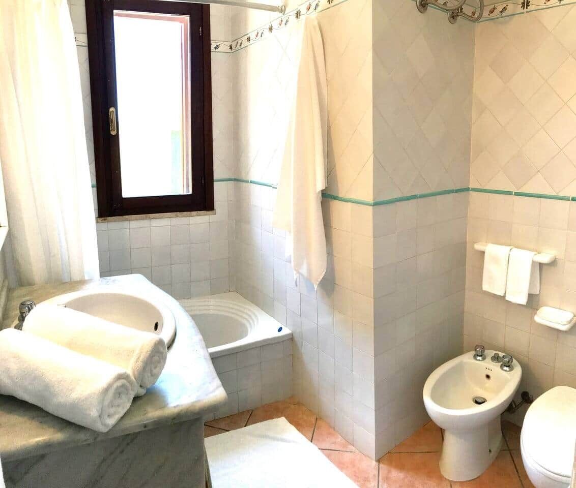 Secador de cabelo, bidê, toalhas de banho 
