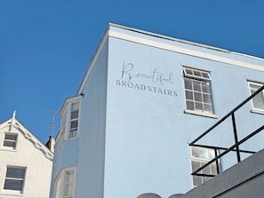 Ein Gebäude mit einem Schild, auf dem 'Beautiful BROAD STAIRS' steht.