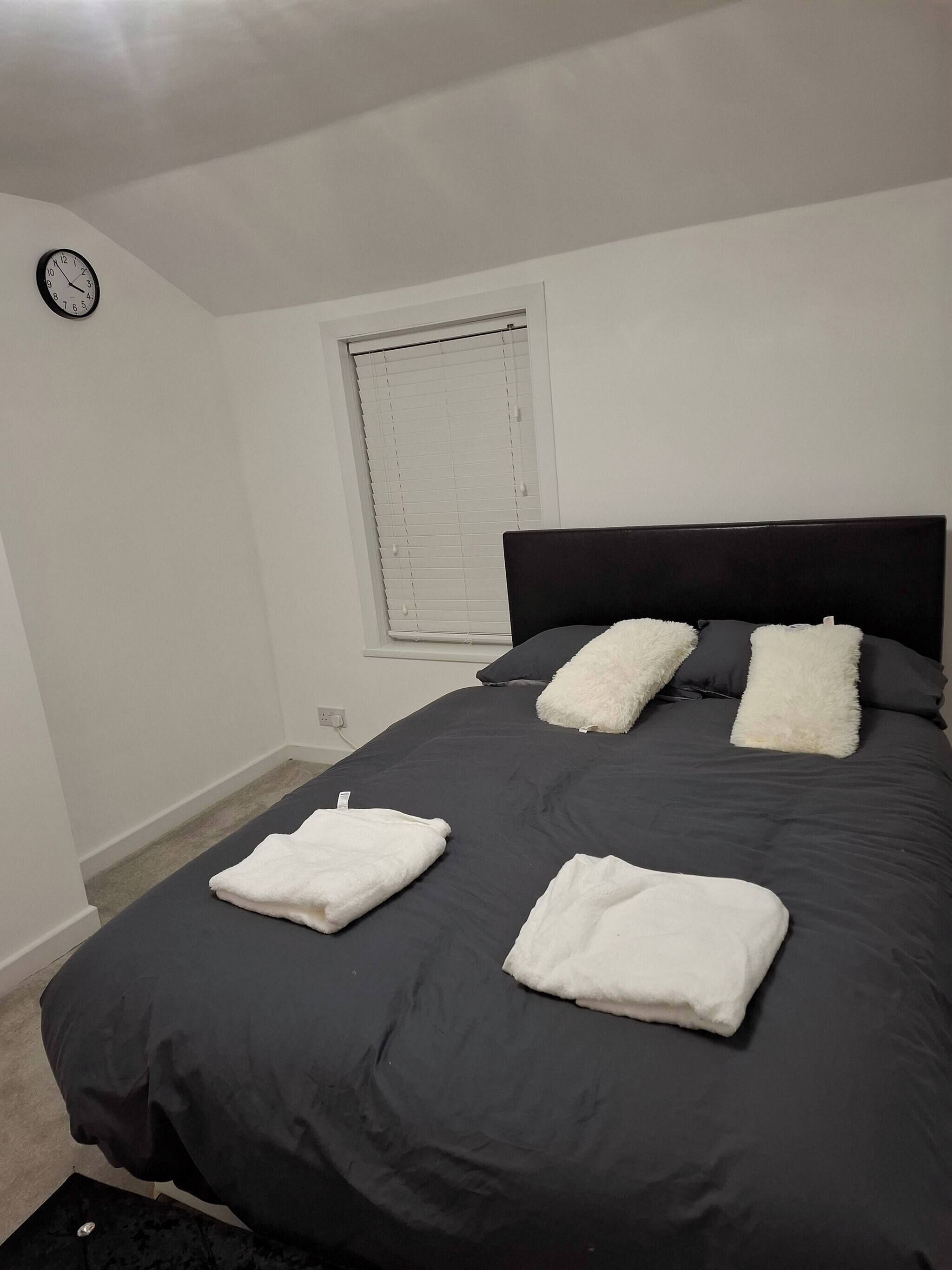 2 bedrooms, iron/ironing board, internet, bed sheets