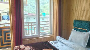 Standard Single Room, Balcony, Mountain View | Desk