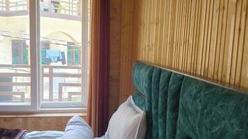 Standard Single Room, Balcony, Mountain View | Desk