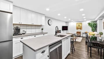 Coffee/tea maker, fridge, microwave, oven