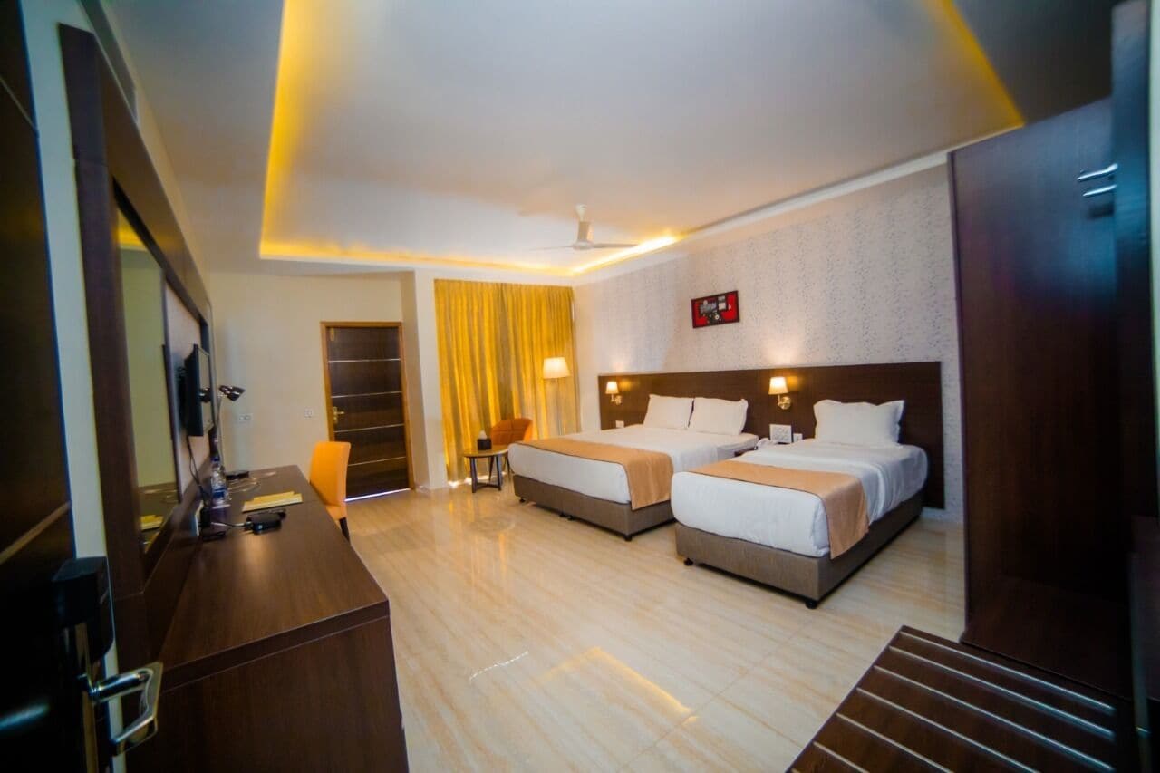 Triple Room with Balcony | Tallelokero huoneessa, pimennysverhot, silitysrauta/-lauta