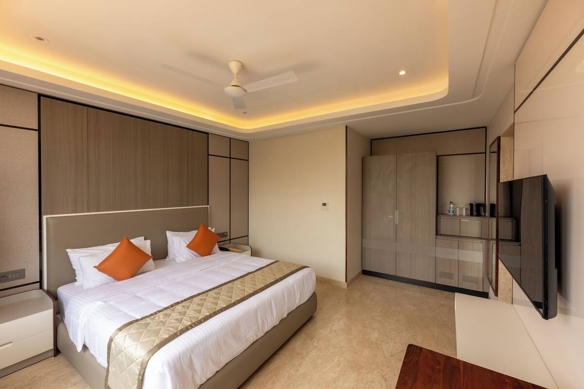Superior King Room | In-room safe, blackout drapes, iron/ironing board, free WiFi