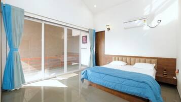 3 slaapkamers, een strijkplank/strijkijzer, gratis wifi, beddengoed