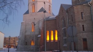 Historiallinen rakennus, jossa on huomattava torni ja kaarevat ikkunat.