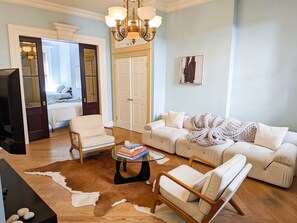 Room - Brownstone Charm • 8 Min to NYC & MetLife • Parkings • Backyard • BBQ (Weehawken Township)