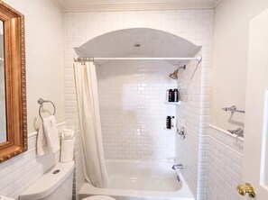 Bathroom - Brownstone Charm • 8 Min to NYC & MetLife • Parkings • Backyard • BBQ (Weehawken Township)
