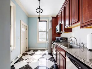 Private kitchen - Brownstone Charm • 8 Min to NYC & MetLife • Parkings • Backyard • BBQ (Weehawken Township)