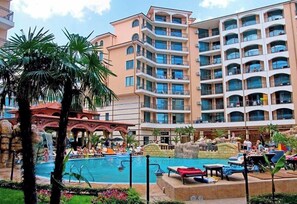 Un hotel con varios balcones, piscina y spa.