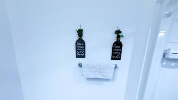 House, 3 Bedrooms, Accessible, Balcony | Bathroom