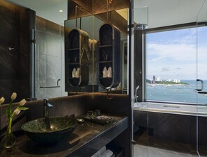 Studio Deluks, pemandangan laut | Kamar mandi
