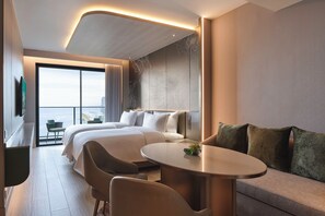 Voyage Panoramic Suite Connect | Ilmaiset minibaarituotteet, tallelokero huoneessa, pimennysverhot