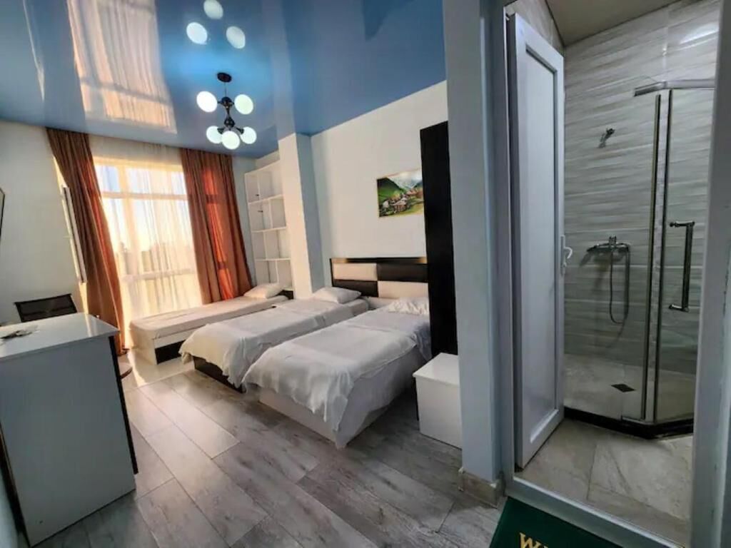 Quarto casal básico, sacada, vista parcial para o mar | Escrivaninha, espaço de trabalho para notebook, Wi-Fi de cortesia