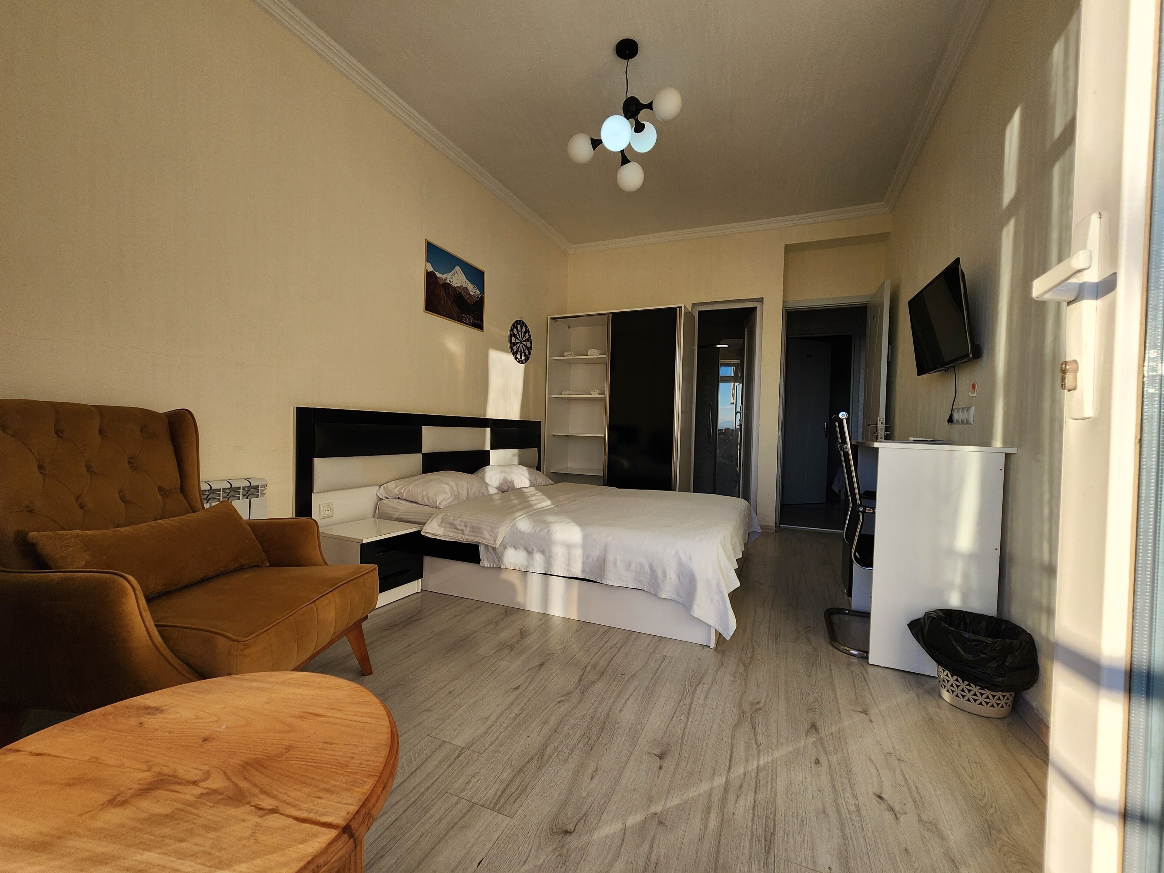 Habitació doble bàsica, balcó, vistes parcials al mar | Escriptori, espai de treball apte per a portàtils i wifi gratuïta 