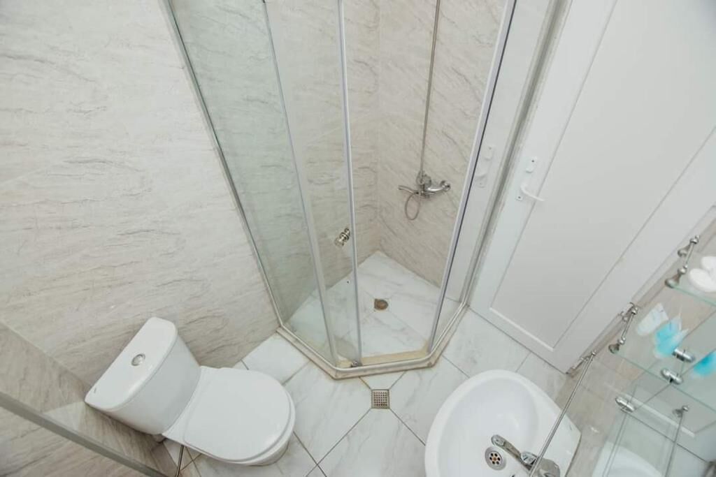 Quarto casal básico, sacada, vista parcial para o mar | Banheiro | Produtos de toalete grátis, secador de cabelo, toalhas de banho 