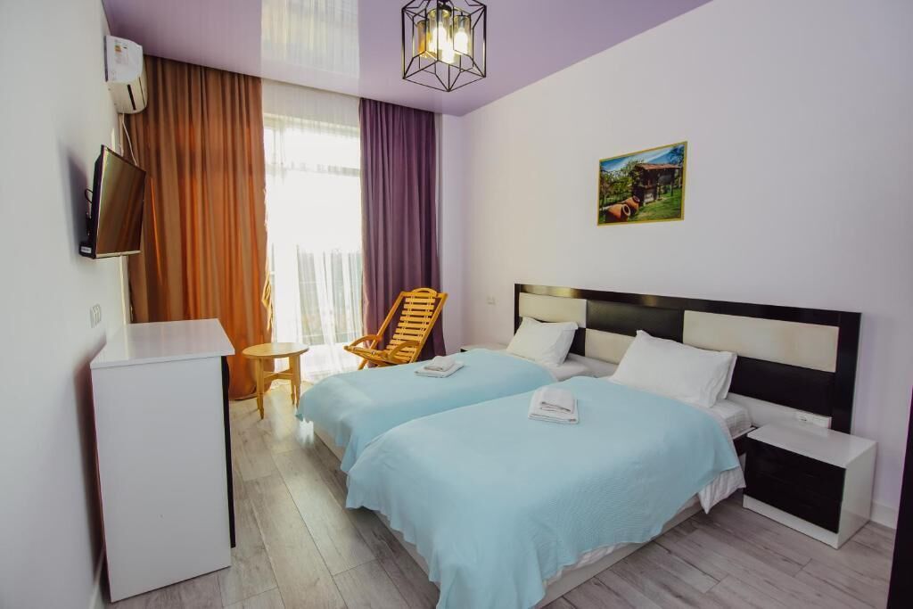Quarto casal, sacada, vista para o pátio | Escrivaninha, espaço de trabalho para notebook, Wi-Fi de cortesia