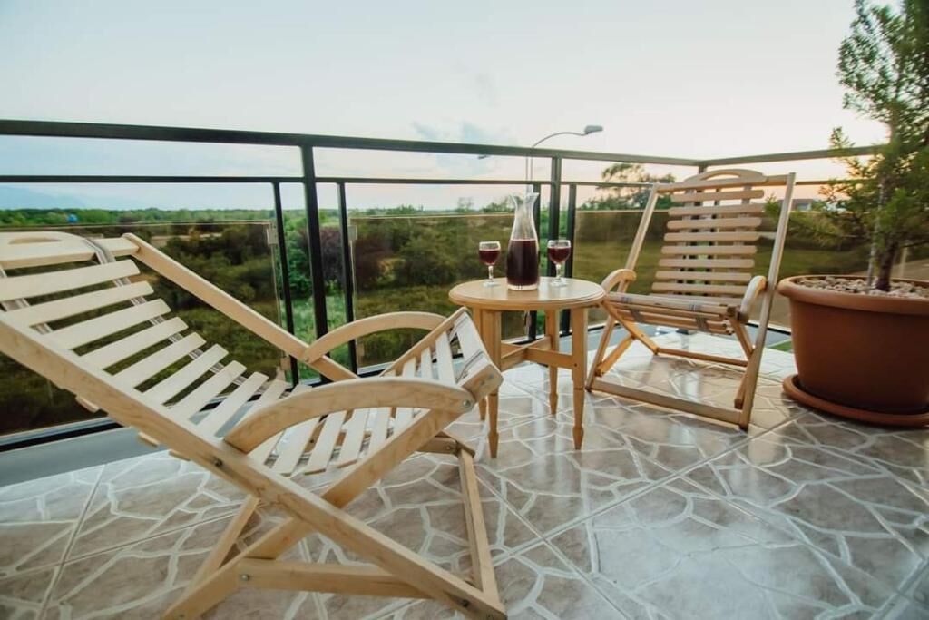 Chambre Double, balcon, vue partielle sur la mer | Enceinte de l’hébergement