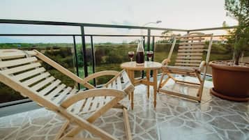 Basic-Doppelzimmer, Balkon, eingeschränkter Meerblick | Unterkunftsgelände