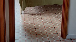 Una habitación con una cama, una ventana y un cuadro en la pared.