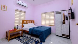 Une chambre à coucher comprenant un lit, une armoire, un ventilateur de plafond et un appareil de climatisation.
